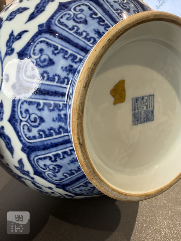 清乾隆 青花缠枝莲纹赏瓶 - 图19